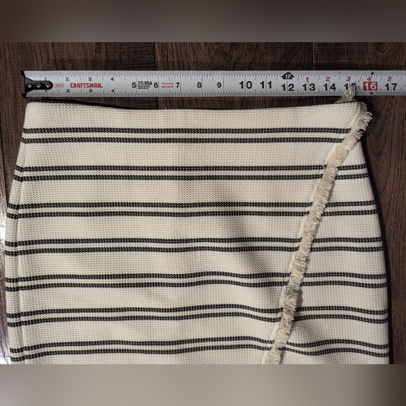 Ivanka Trump White & Black Striped Wrap Mini Skirt w Frayed Hemline Sz 8 Classic - Picture 9 of 14